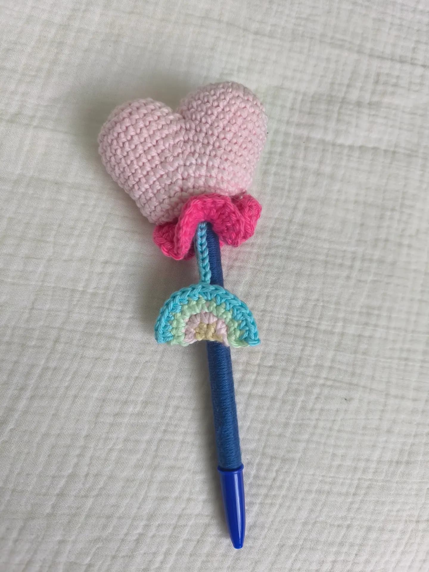 Bolígrafo con corazón de crochet — miniatura 3