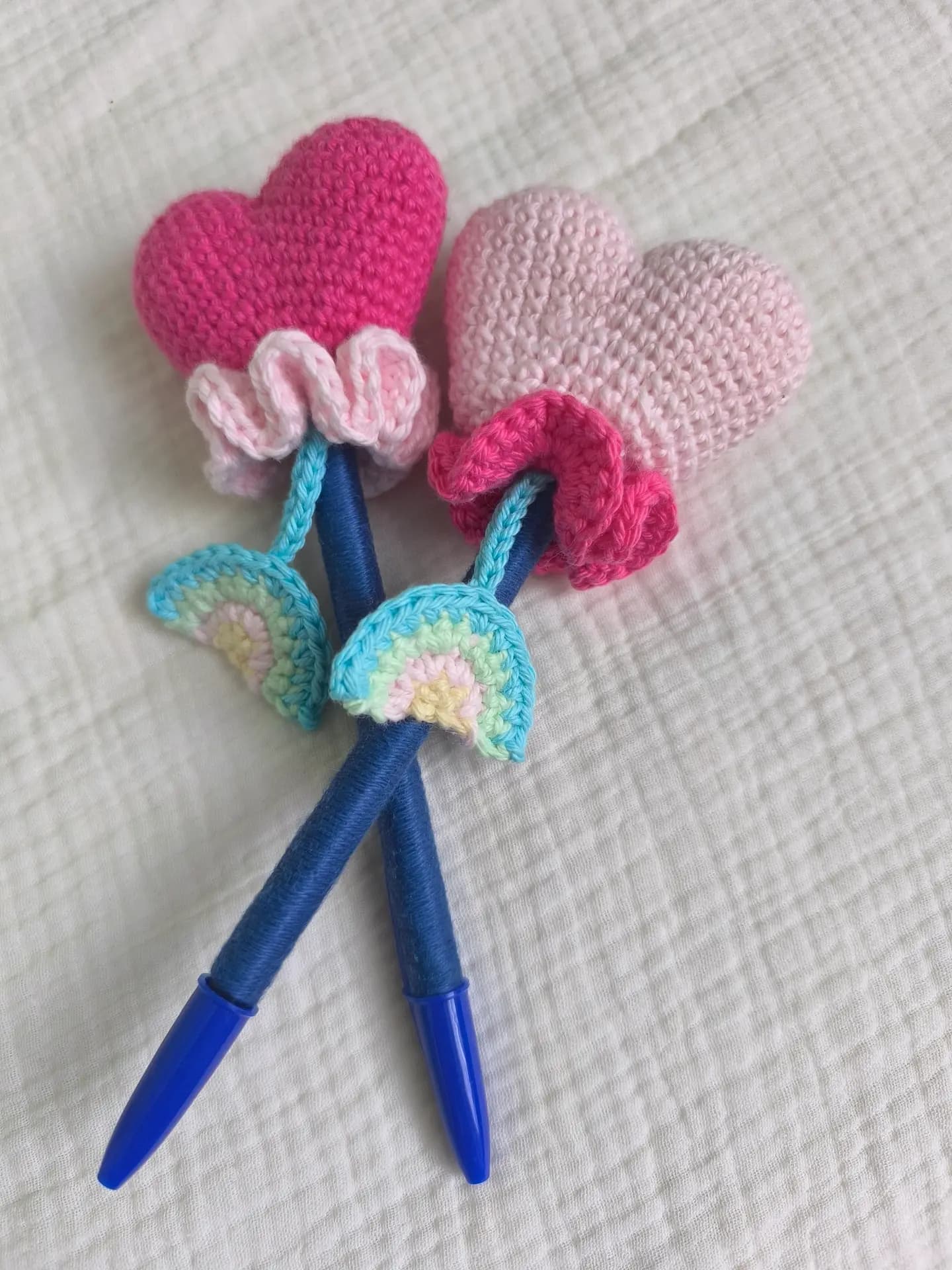 Bolígrafo con corazón de crochet